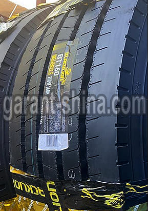 Blacklion BT160 (руль/прицеп) 385/65 R22.5 160K 20PR - Фото шины с этикеткой и упаковкой вблизи